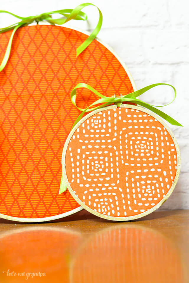 Decorate in a flash -- these easy pumpkin embroidery hoops from @letseatgrandpa take less than 15 minutes to make!